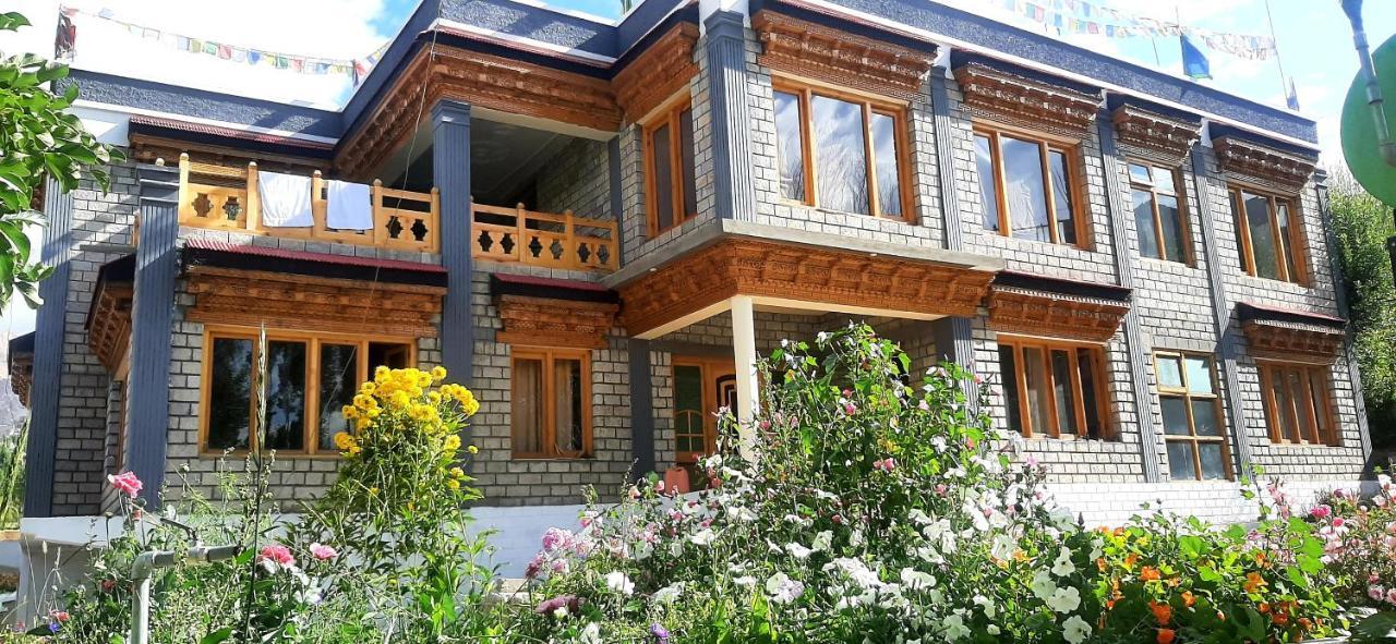 Ladakh Country Inn Leh Esterno foto